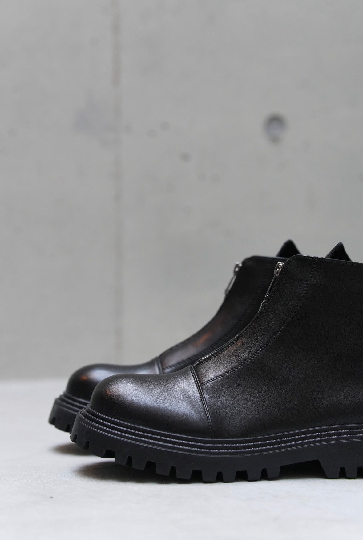 Front zip short boots